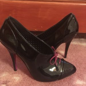 Betsey Johnson witch heels black and pink